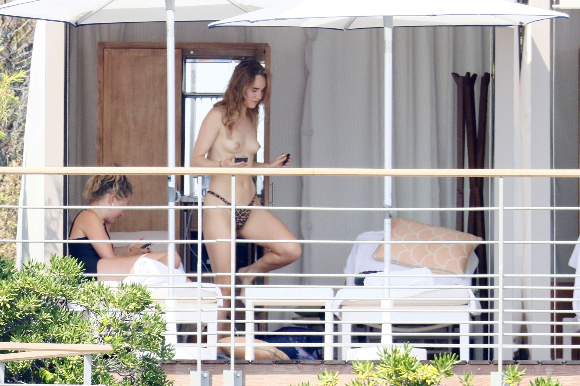 Suki Waterhouse Goes Nude While Sunbathing on Her Holiday in France (25 Pho...