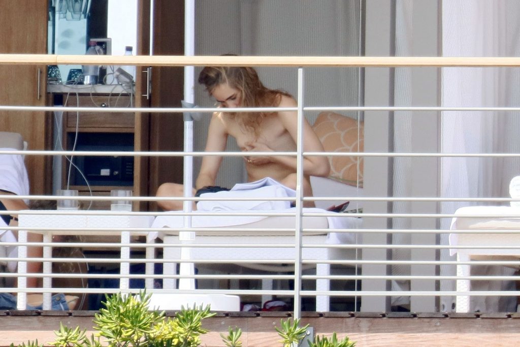 Suki Waterhouse Goes Nude While Sunbathing on Her Holiday in France (25 Photos)