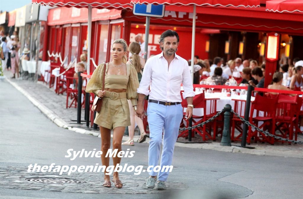 Sylvie Meis and Niclas Castello Take a Stroll Through the Port of Saint-Tropez (25 Photos)