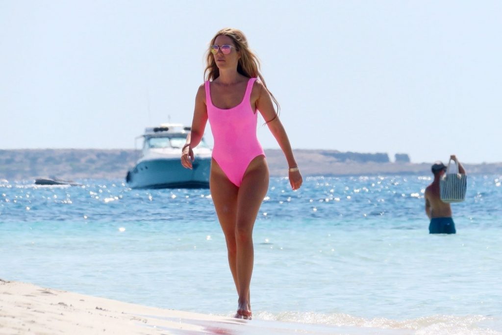 Nico Rosberg &amp; Vivian Sibold Enjoy a Day at the Beach in Formentera (28 Photos)