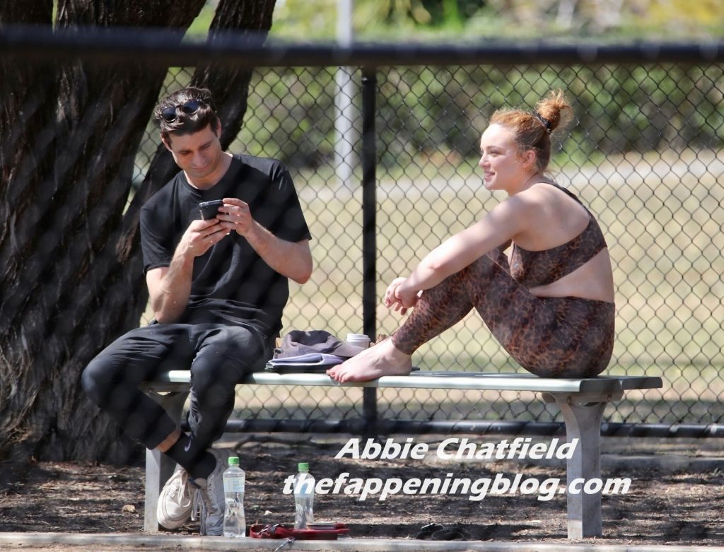 Abbie Chatfield and a Mystery Man Have Lunch Together in the Park in Brisbane (10 Photos)
