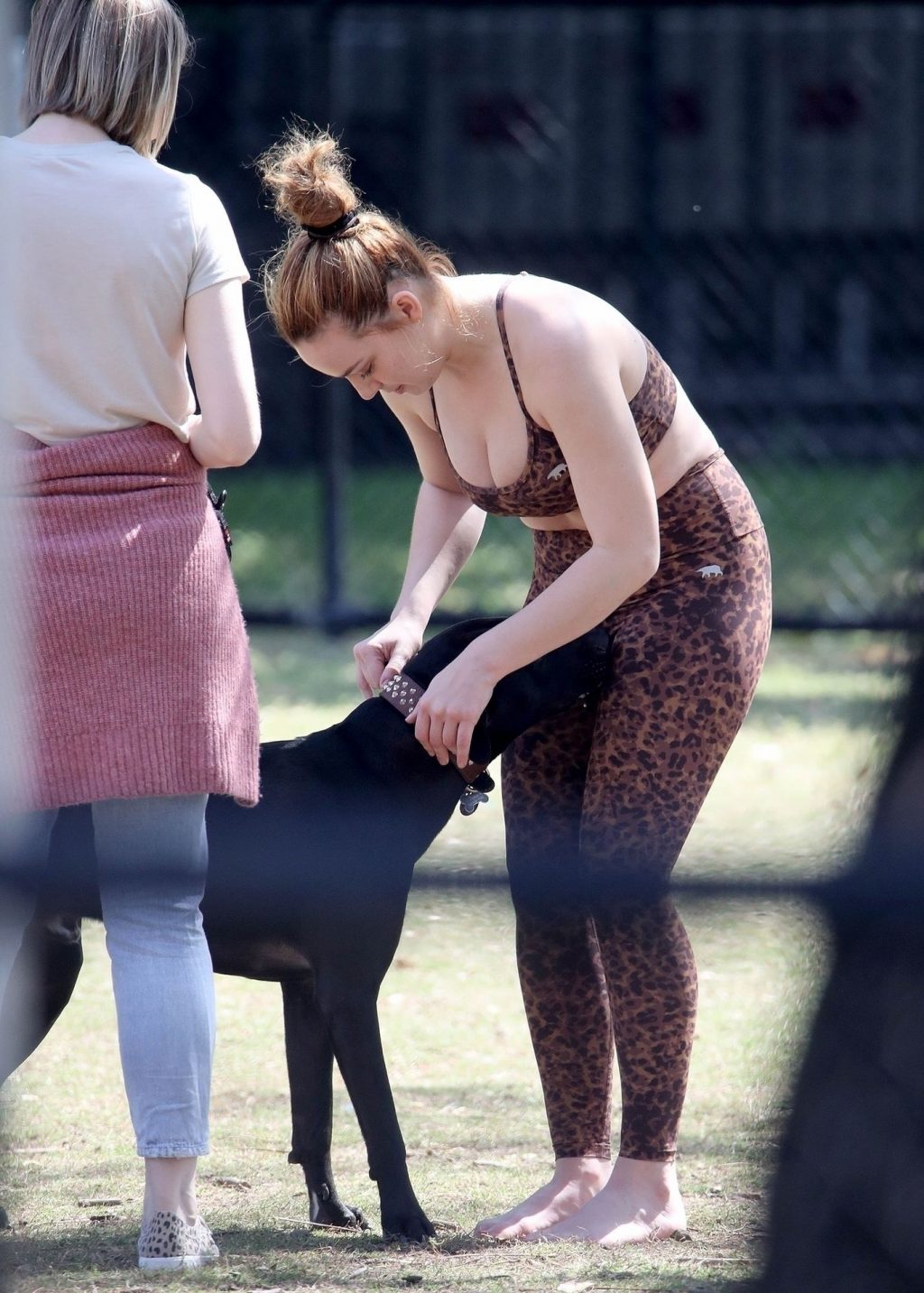 Abbie Chatfield and a Mystery Man Have Lunch Together in the Park in Brisbane (10 Photos)