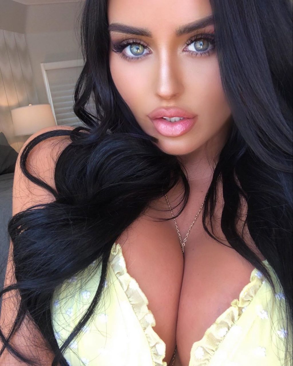 Abigail Ratchford Nude &amp; Sexy (17 Photos)