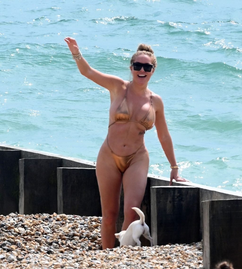 Aisleyne Horgan-Wallace Displays Her Curves on the Beach (69 Photos)