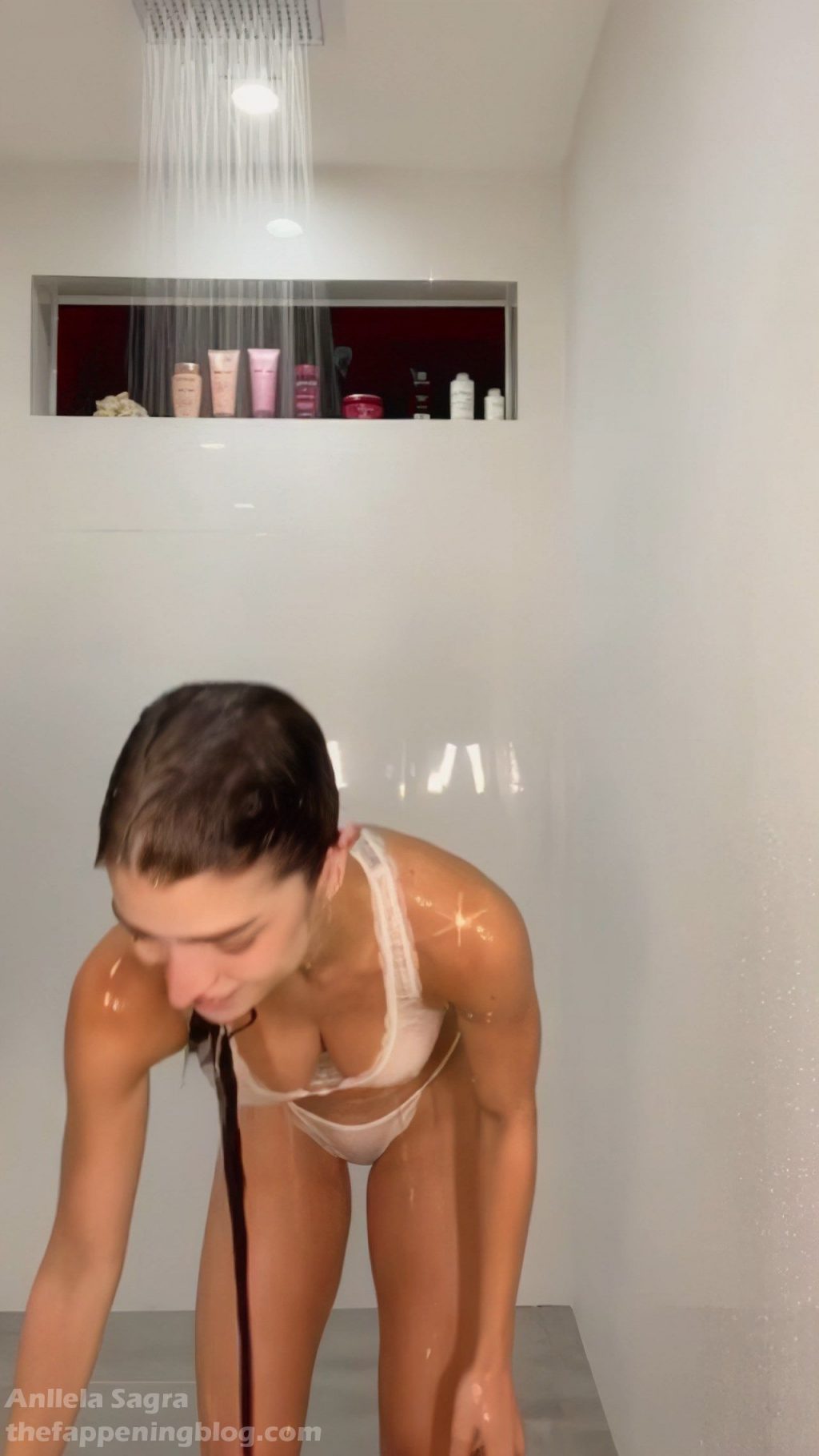 Anllela Sagra Shows Her Wet Tits (6 Pics + Video)