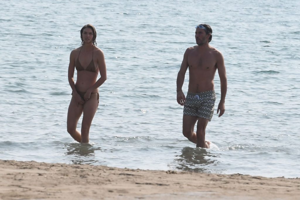 Arizona Muse Flaunts Her Sexy Slim Body in a Bikini on the Beach in Venice (27 Photos)