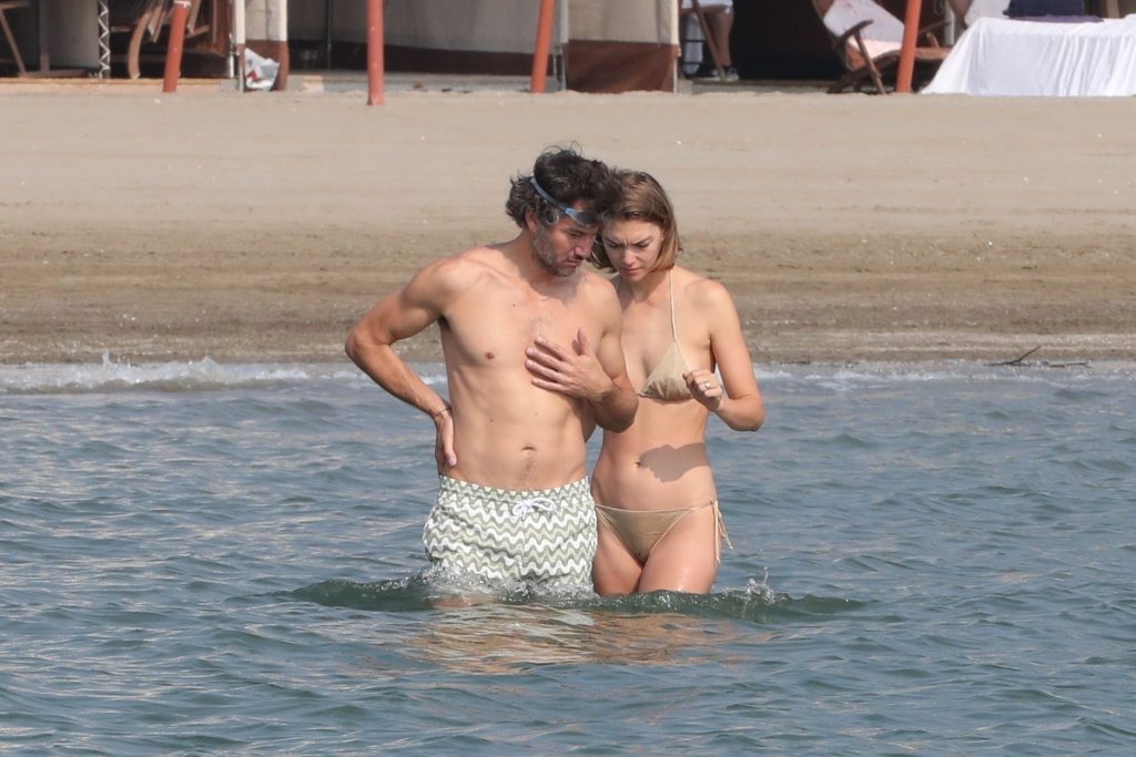 Arizona Muse Flaunts Her Sexy Slim Body in a Bikini on the Beach in Venice (27 Photos)