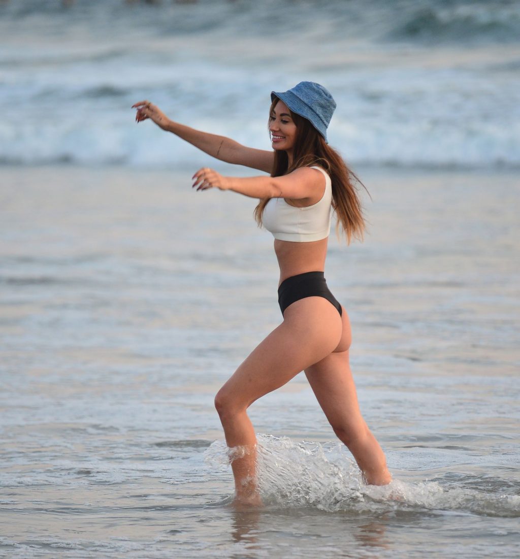 Francesca Farago Enjoys Bikini Fun at the Beach (17 Photos)