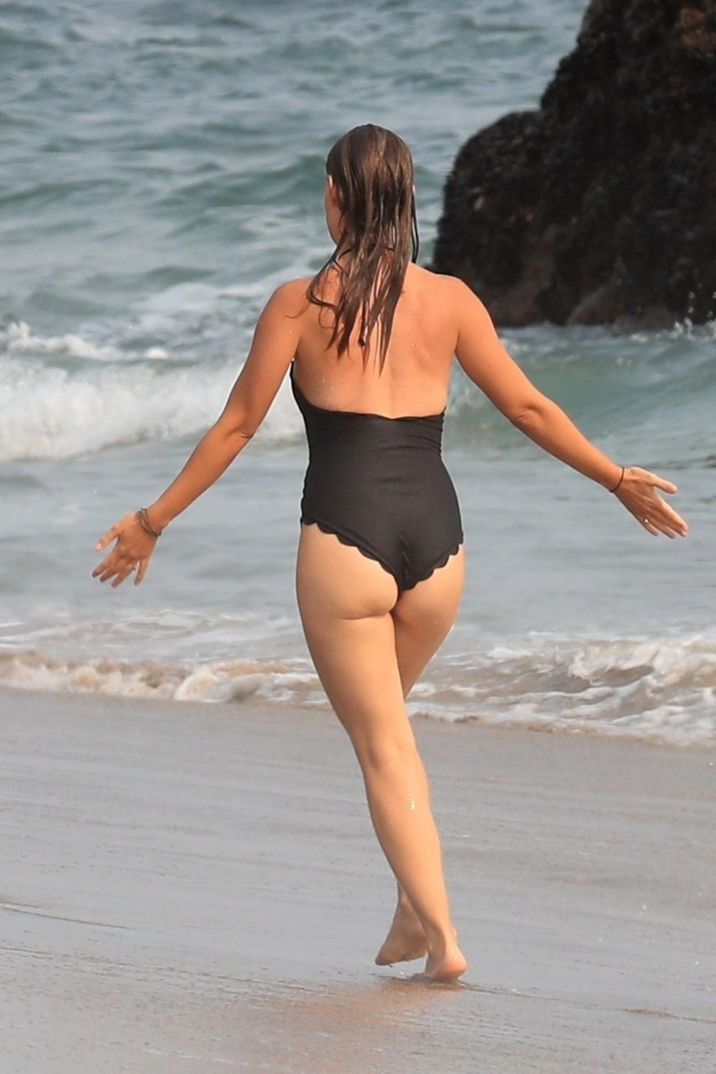 Jason Sudeikis &amp; Olivia Wilde Have Fun at the Beach in Malibu (5 Photos)