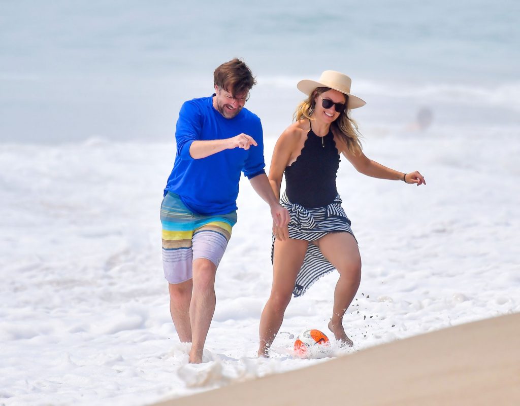 Olivia Wilde &amp; Jason Sudeikis are All Smiles on the Beach in Malibu (20 Photos)