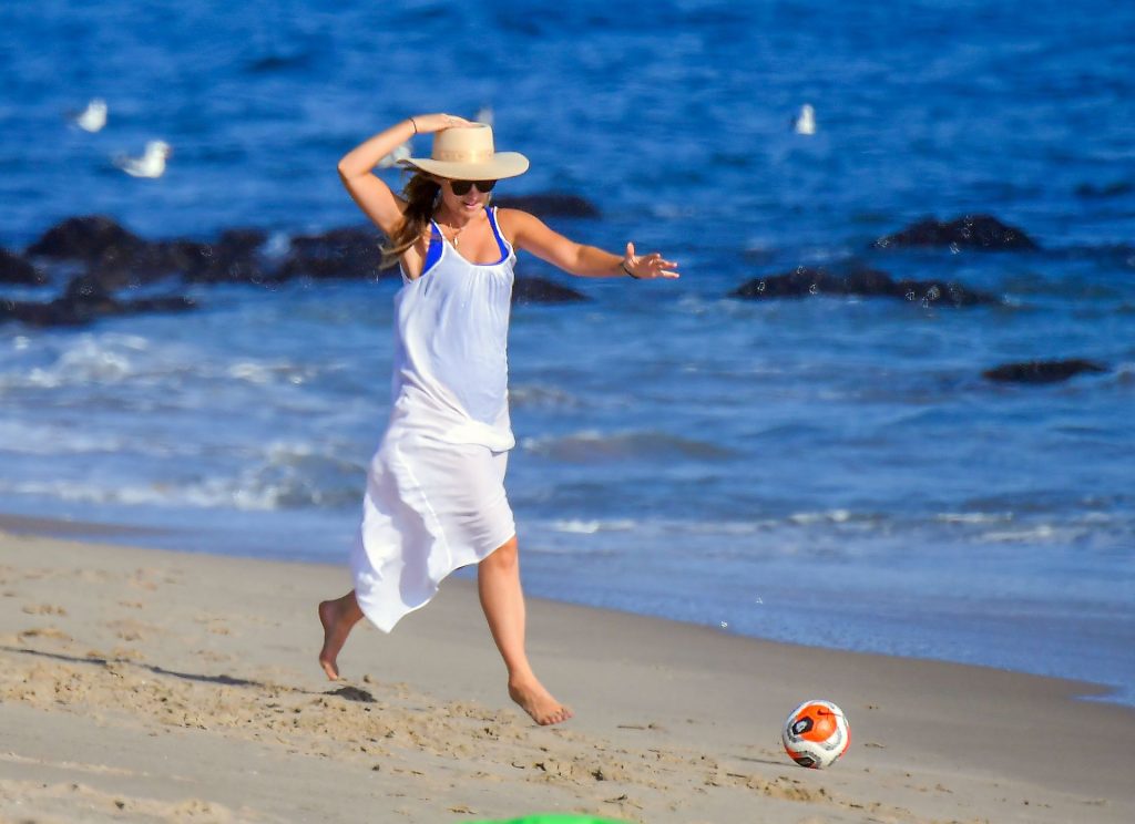 Leggy Olivia Wilde Enjoys a Day on the Beach (30 Photos)