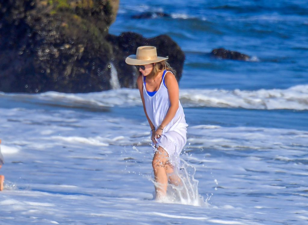 Leggy Olivia Wilde Enjoys a Day on the Beach (30 Photos)