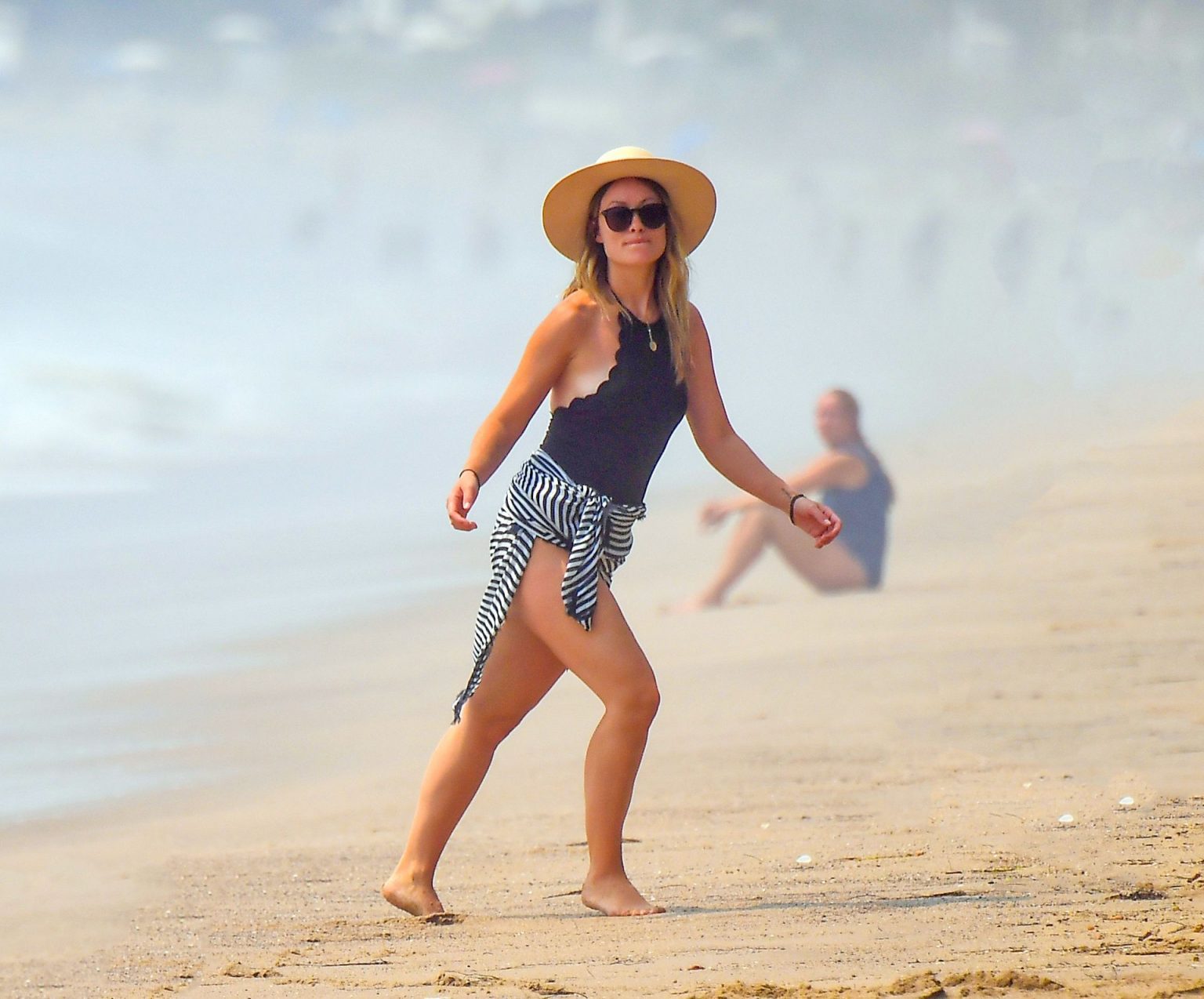 Olivia Wilde And Jason Sudeikis Are All Smiles On The Beach In Malibu 20 Photos Thefappening 7834