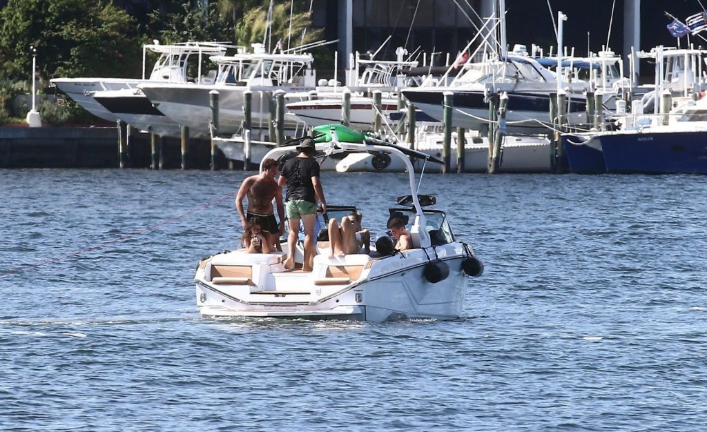 Roosmarijn De Kok &amp; Jamison Ernest Kick Back on a Boat with Friends in Miami Beach (32 Photos + Video)