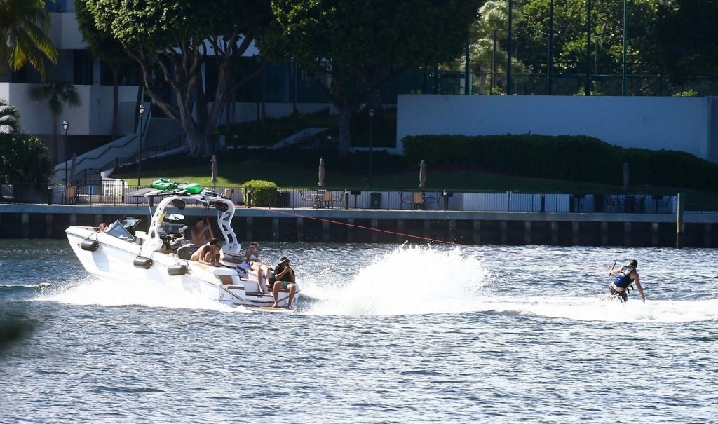 Roosmarijn De Kok &amp; Jamison Ernest Kick Back on a Boat with Friends in Miami Beach (32 Photos + Video)