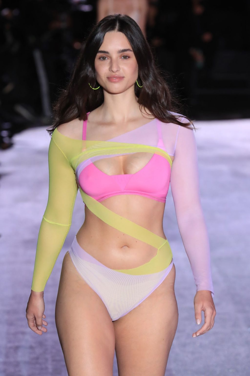 Models Display Their Tits and Legs at the Etam Fashion Show (93 Photos)