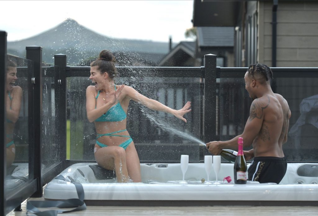 Rebecca Gormley Enjoys Hot Tub Cabin with Biggs (27 Photos)