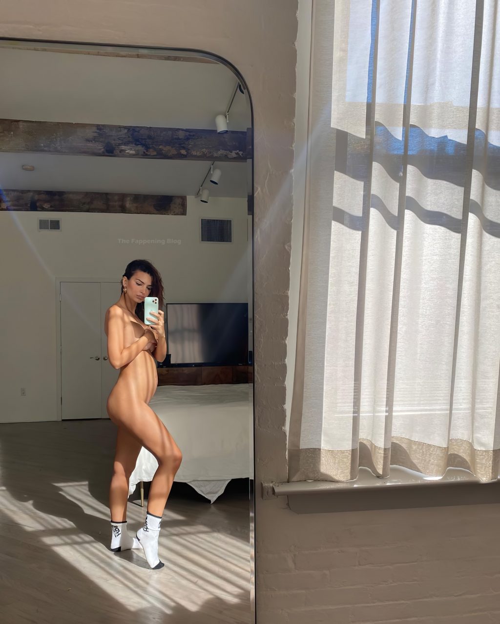 Emily Ratajkowski Poses Naked (2 Photos)