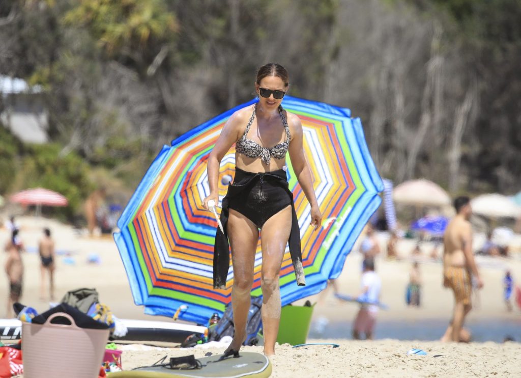 Natalie Portman Enjoys a Beach Visit in Australia (33 Photos)