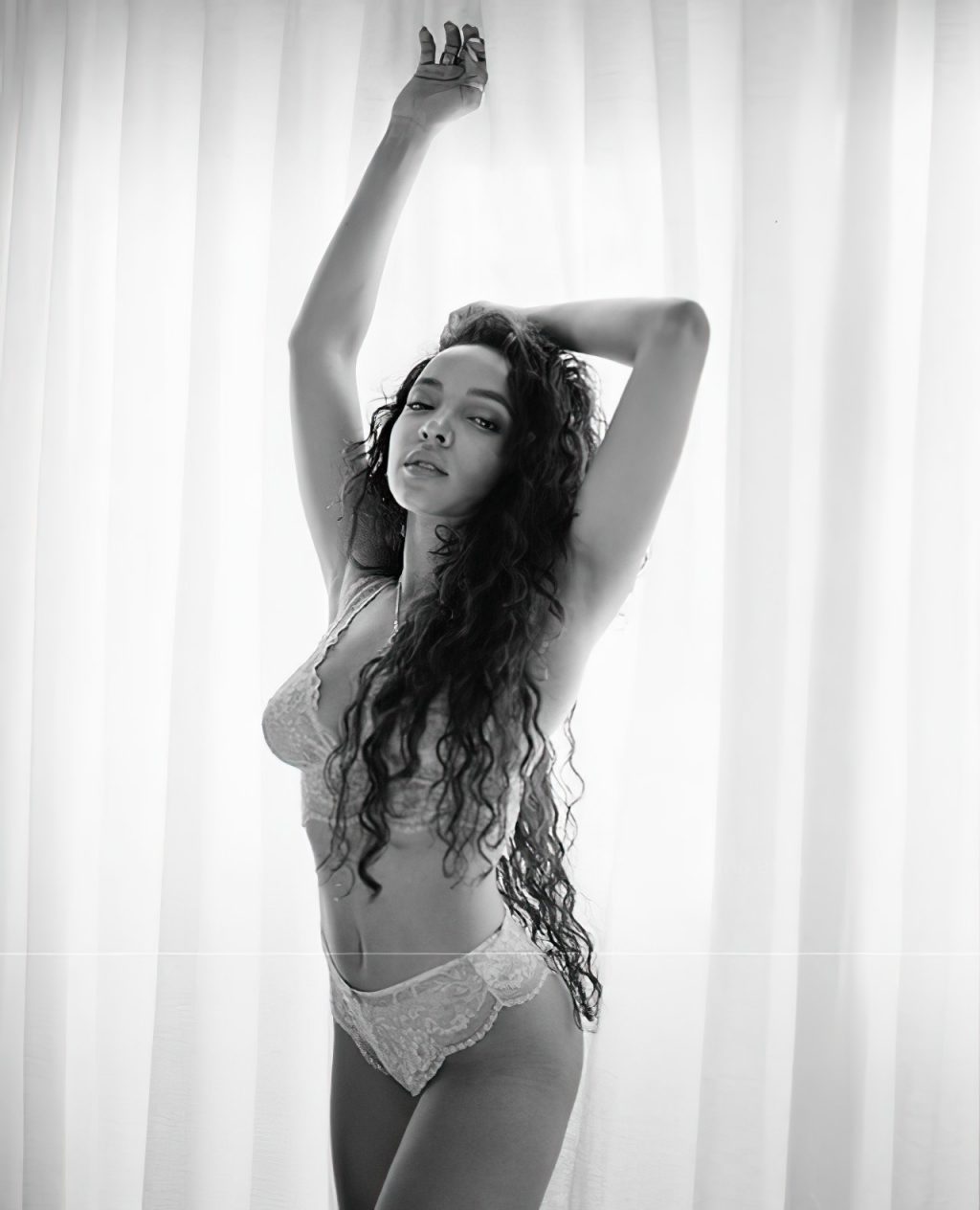 Tinashe Shows Off Her Sexy Figure (4 Photos)