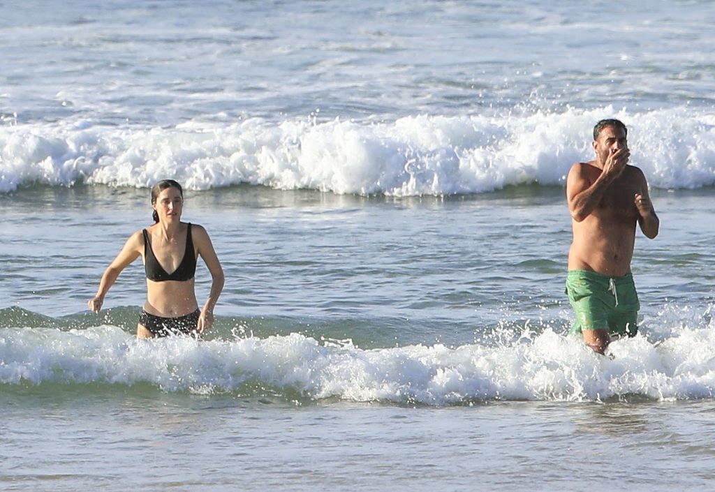 Rose Byrne &amp; Bobby Cannavale Head Out for a Romantic Early Evening Swim (30 Photos)