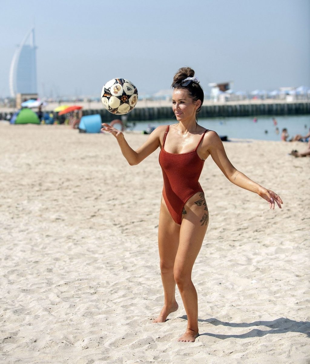 Laura Anderson Shows Off Her Ball Skills on the Beach in Dubai (14 Photos)