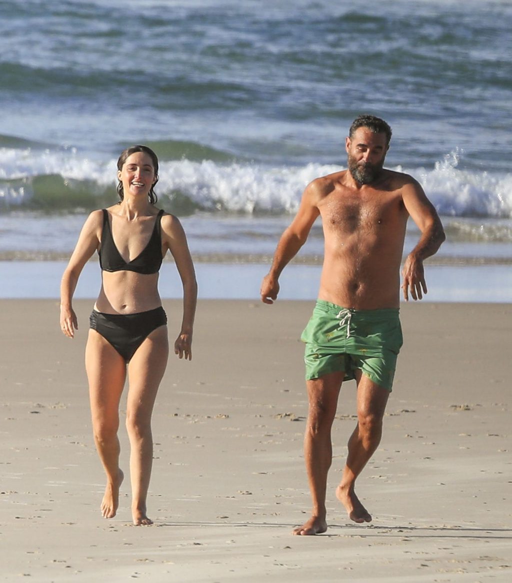 Rose Byrne &amp; Bobby Cannavale Head Out for a Romantic Early Evening Swim (30 Photos)