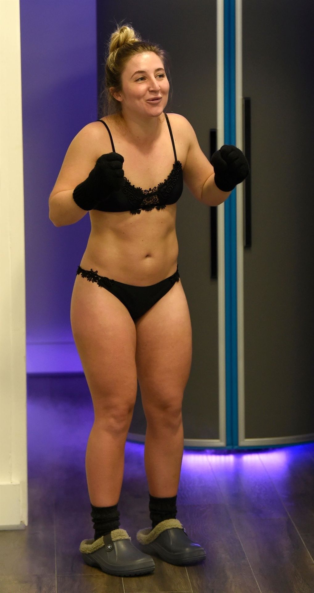 Jazmine Franks is Seen at The Cryo Lab in Manchester (21 Photos)