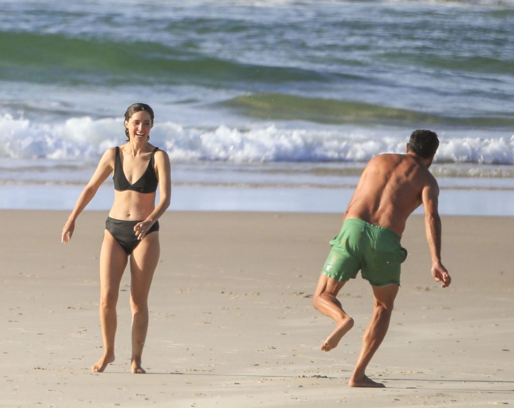 Rose Byrne &amp; Bobby Cannavale Head Out for a Romantic Early Evening Swim (30 Photos)