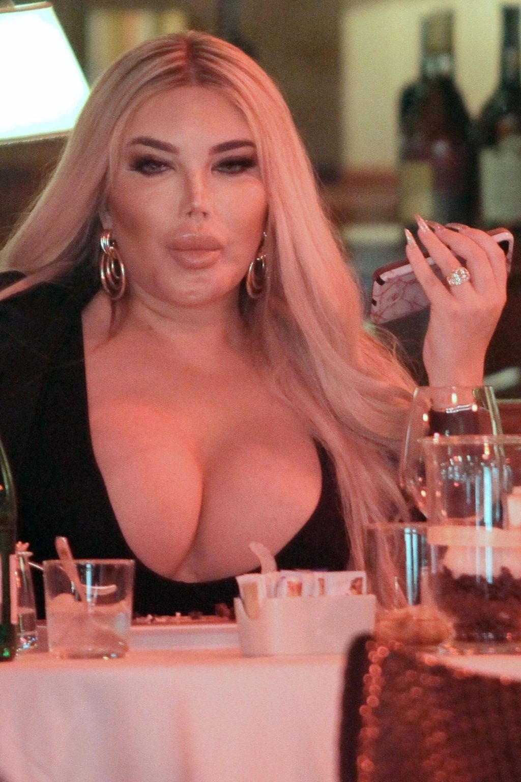 Jessica Alves Puts on a Busty Display Dining at Savini’s Restaurant in Milan (31 Photos)