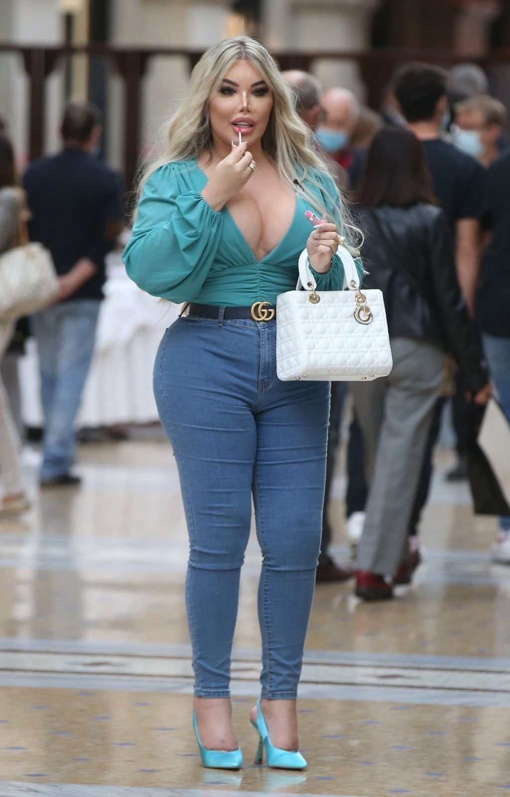 Jessica Alves is Seen Shopping in Piazza Duomo (38 Photos)