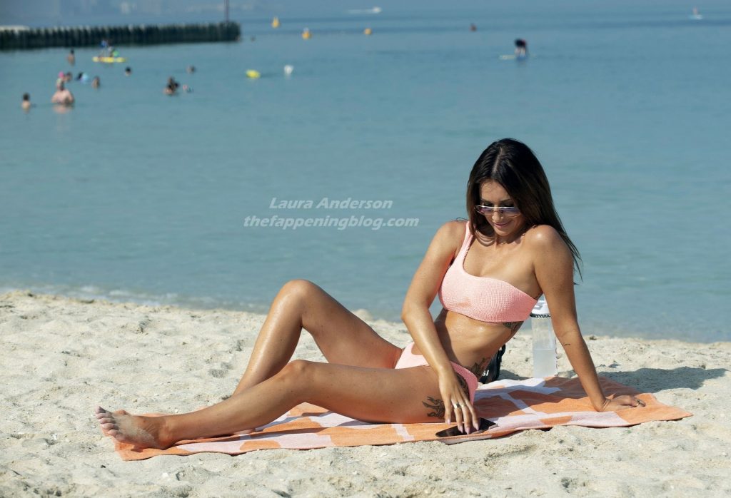 Laura Anderson Relaxes on the Beach in Dubai (23 Photos)
