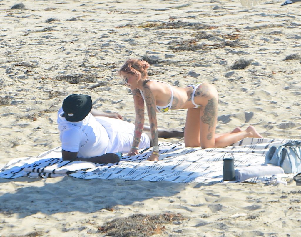 Tina Louise is Seen with Sean Combs During a Romantic Beach Outing in Malibu (94 Photos)