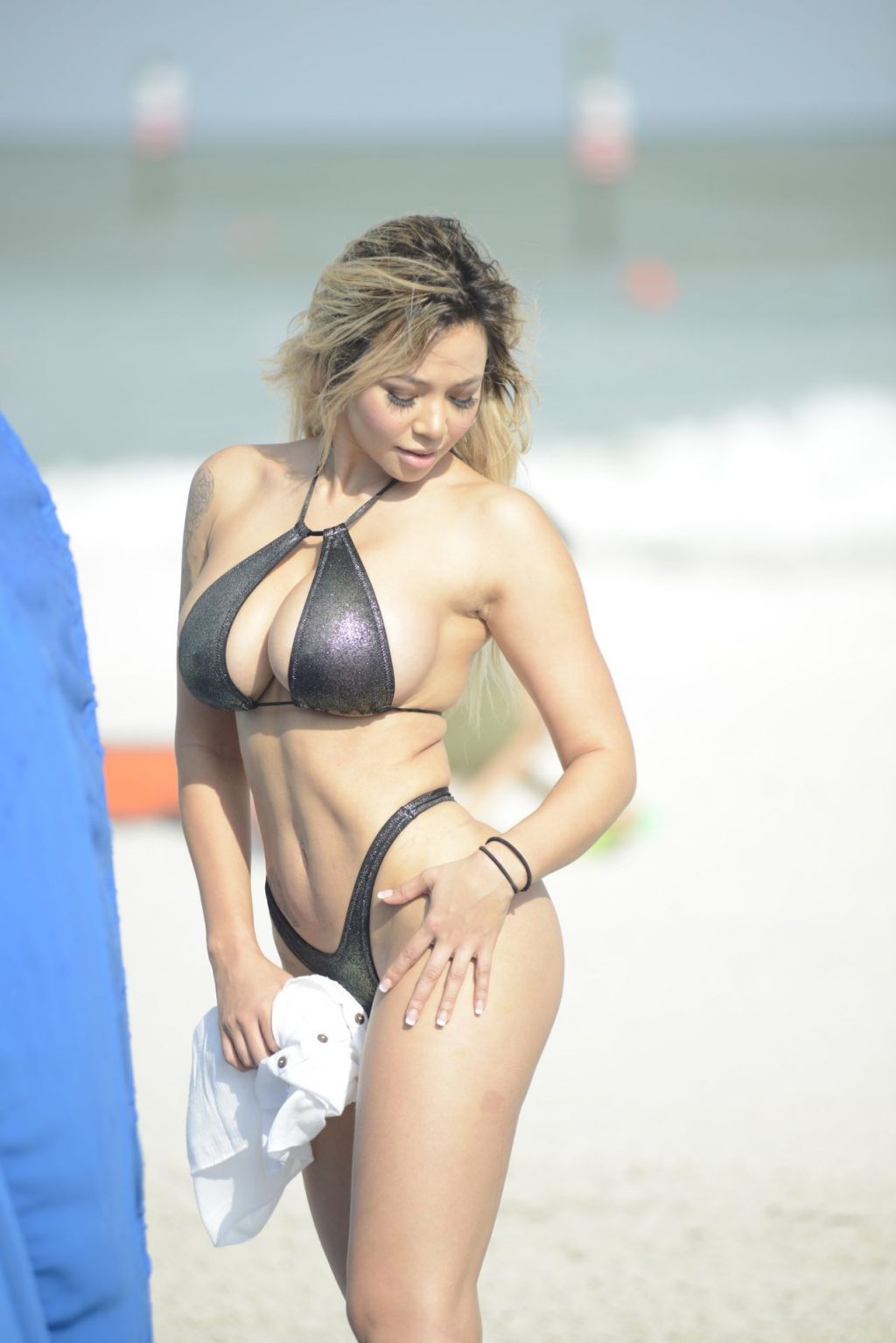 Bella Bunnie Amor Heats Up the Beach (24 Photos)