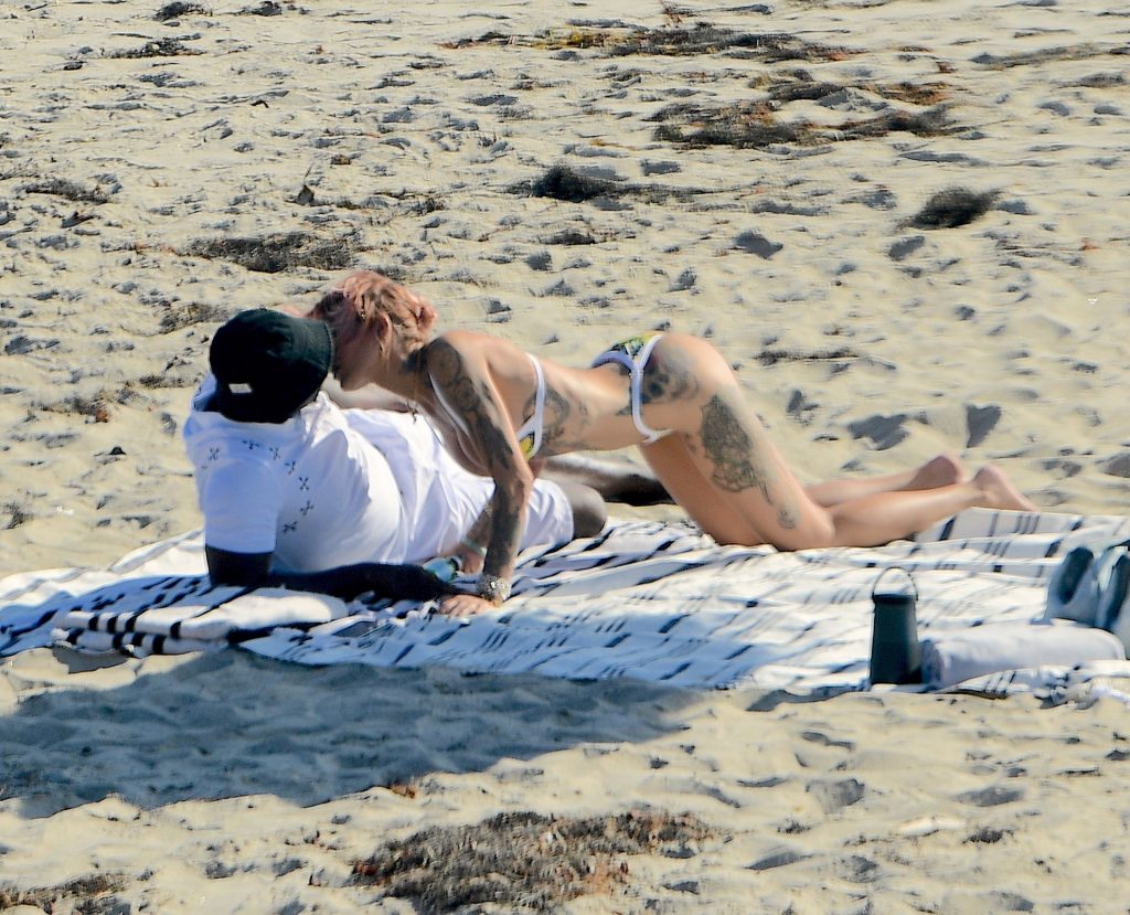 Tina Louise is Seen with Sean Combs During a Romantic Beach Outing in Malibu (94 Photos)