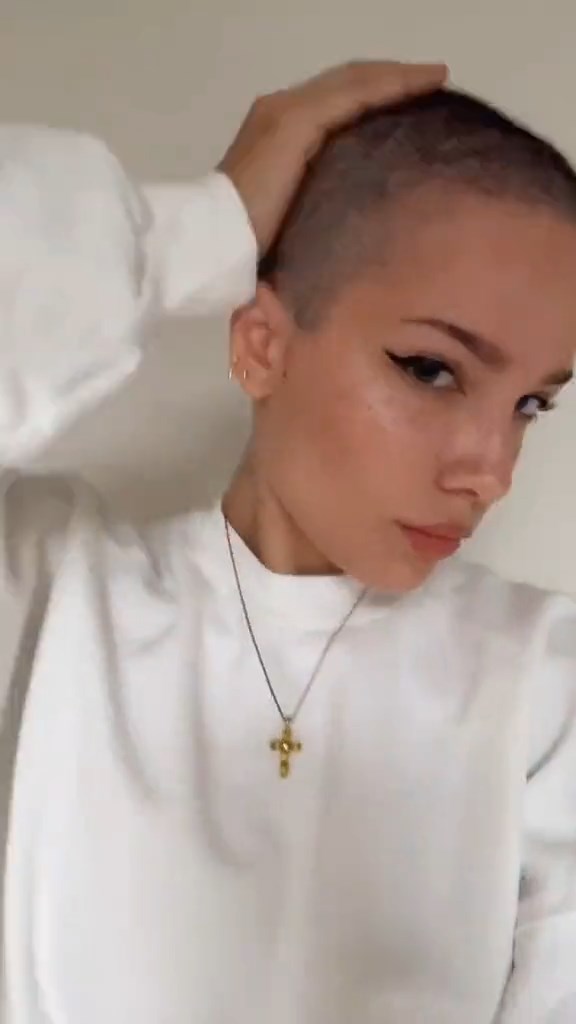Halsey Shaved Her Sexy Body Part (4 Photos + Video)