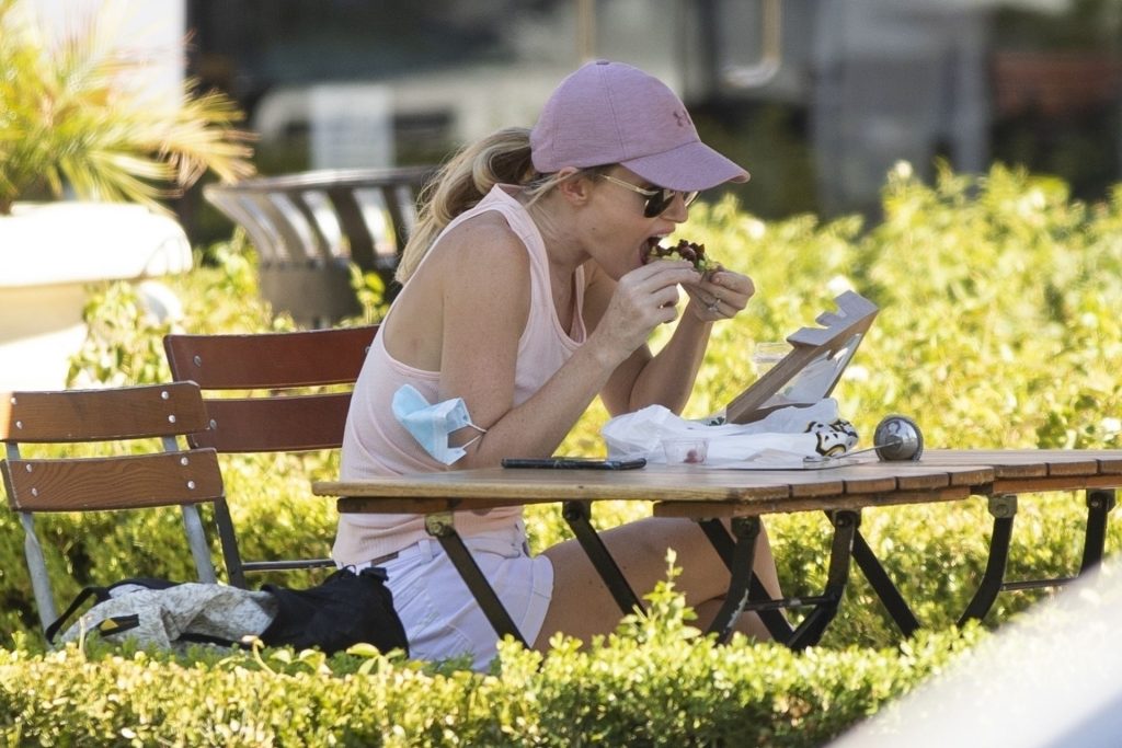Hayley Roberts Eats Her Avacado Toast Braless (25 Photos)