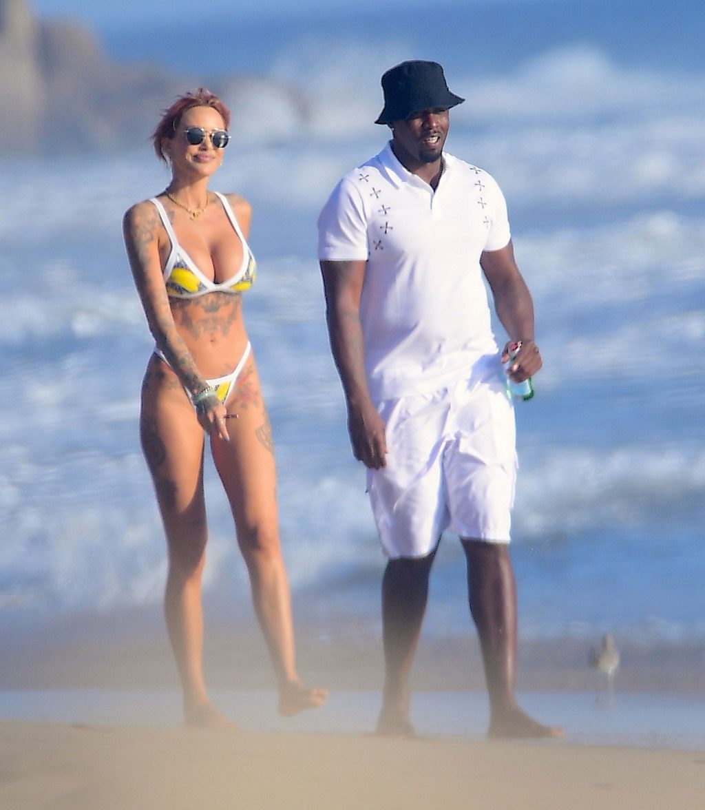 Tina Louise is Seen with Sean Combs During a Romantic Beach Outing in Malibu (94 Photos)