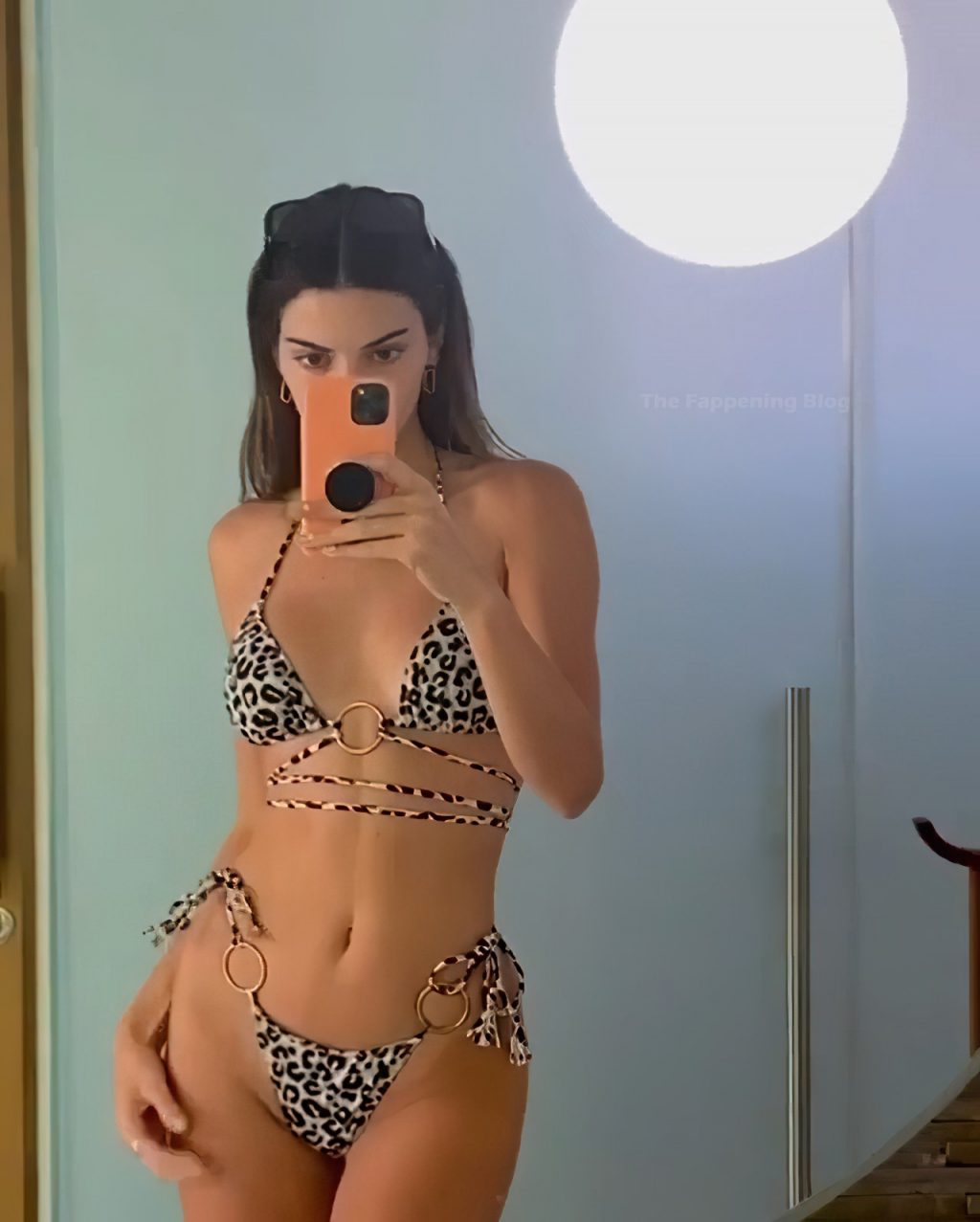 Kendall Jenner Shows Off Her Sexy Figure in Bikinis (7 Pics + Videos)