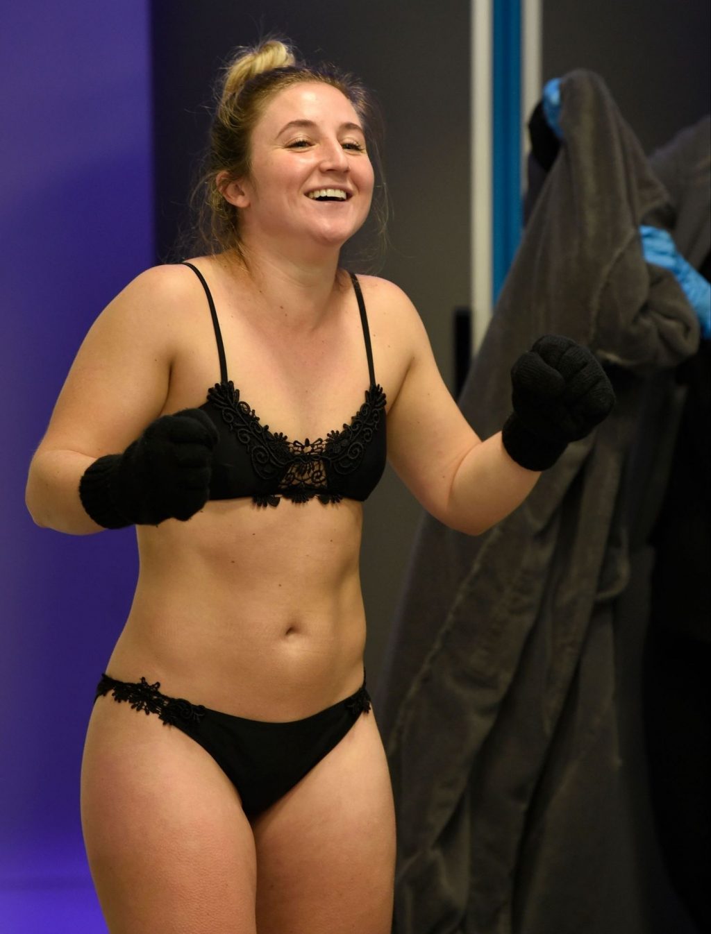 Jazmine Franks is Seen at The Cryo Lab in Manchester (21 Photos)