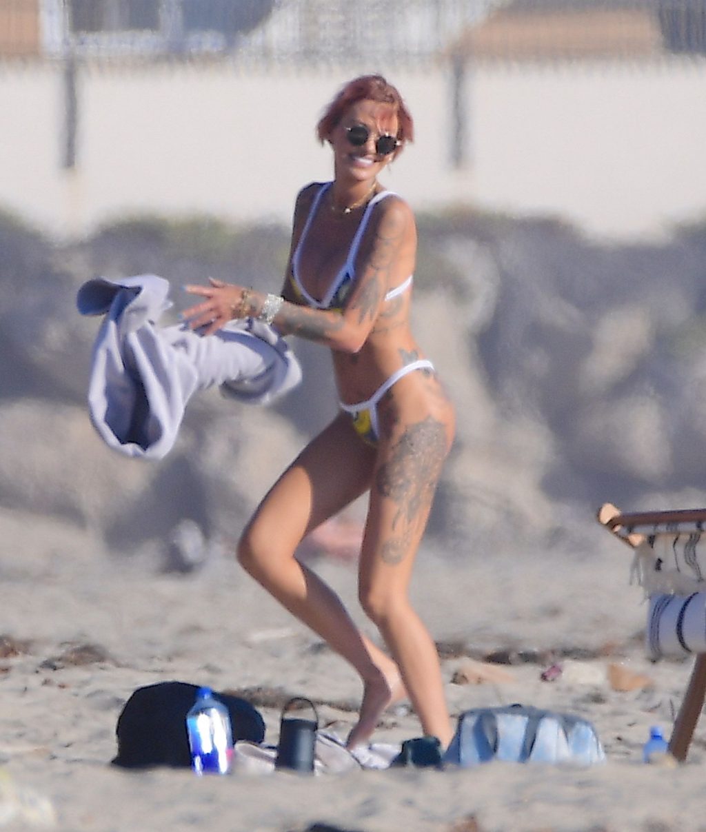 Tina Louise is Seen with Sean Combs During a Romantic Beach Outing in Malibu (94 Photos)