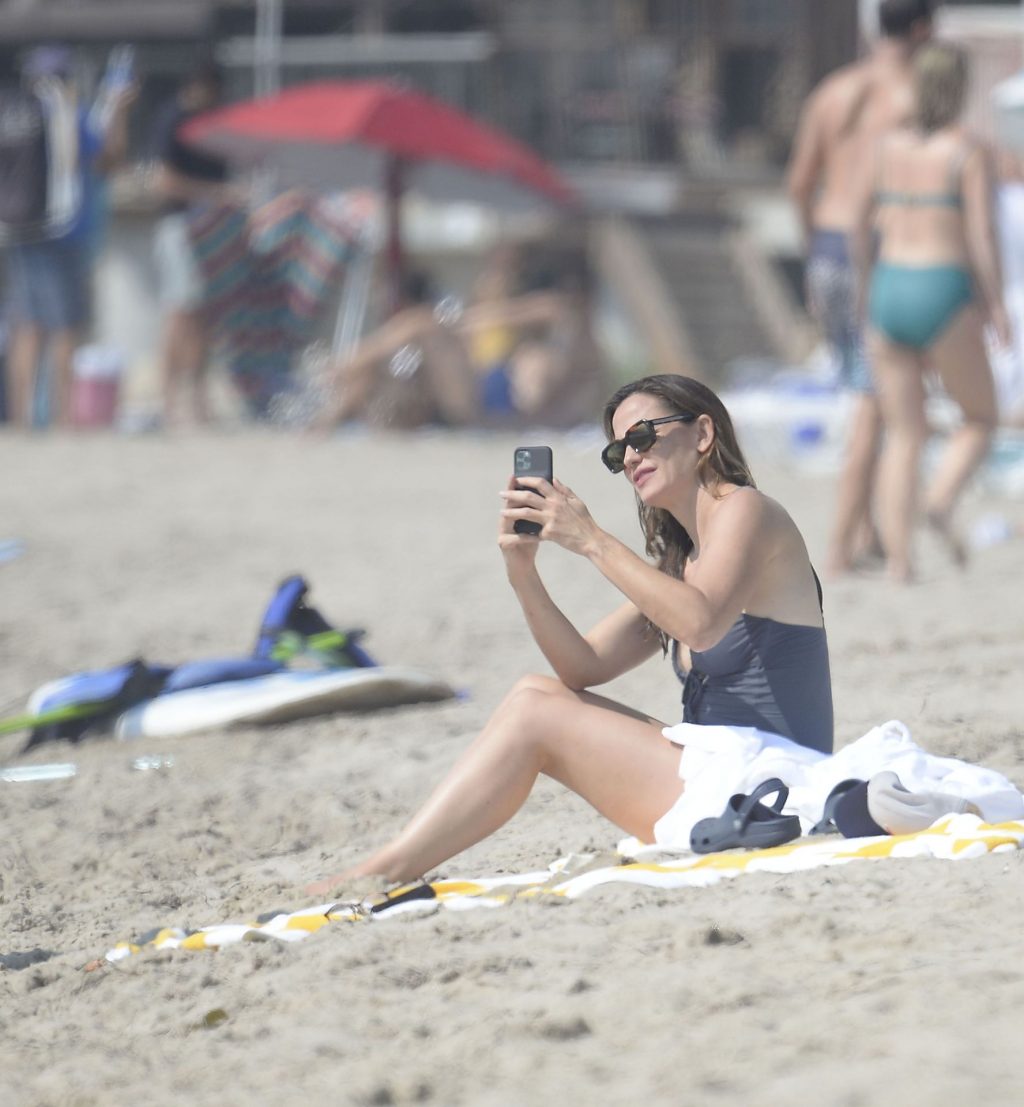 Jennifer Garner Slips Into Her Bikini at the Beach (74 Photos)