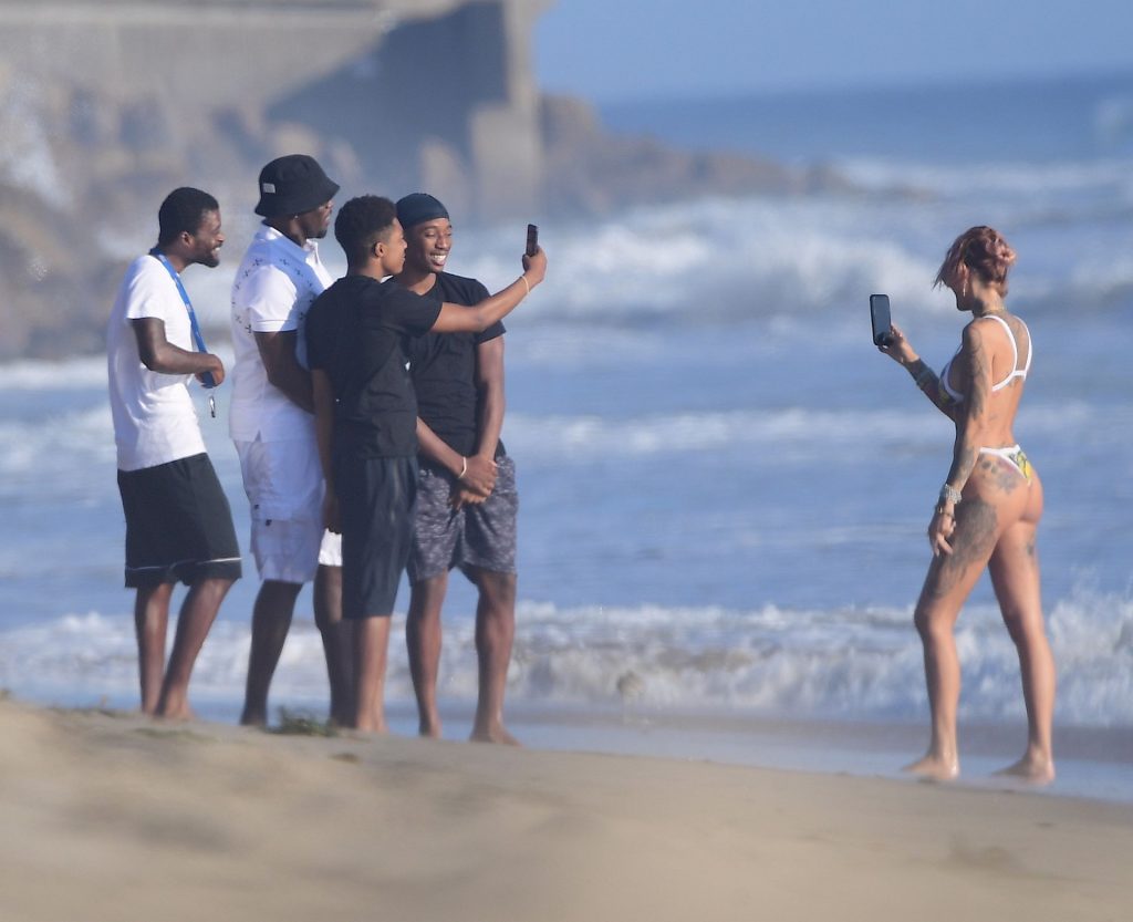 Tina Louise is Seen with Sean Combs During a Romantic Beach Outing in Malibu (94 Photos)