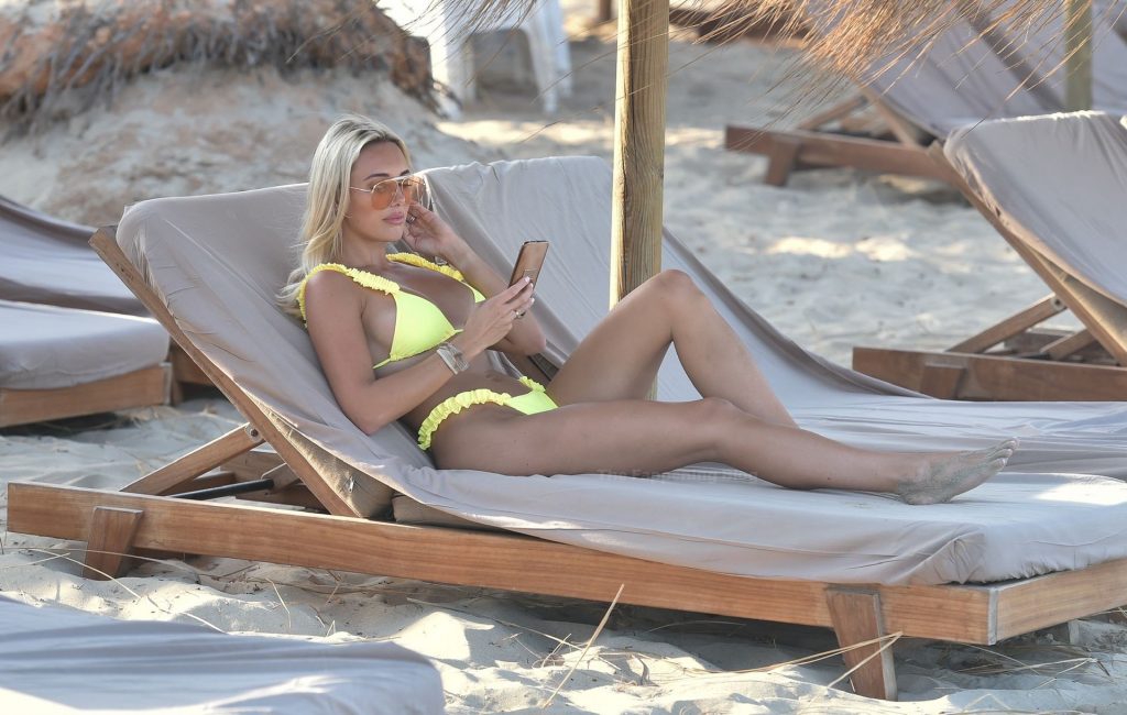 Amber Turner Enjoys a Day on the Beach in Crete (12 Photos)