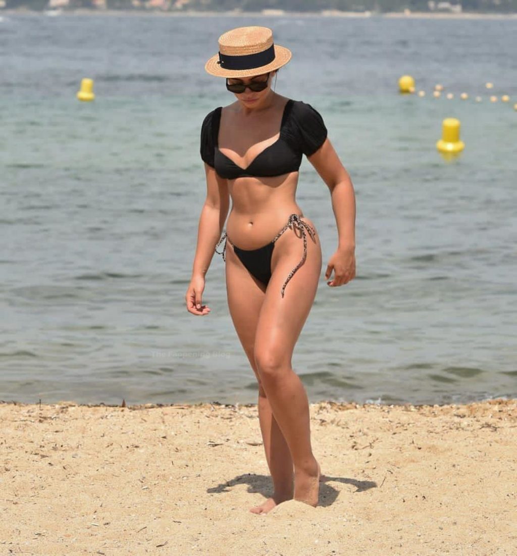 Francesca Allen Flaunts Her Sexy Figure on the Beach in Dubai (8 Photos)