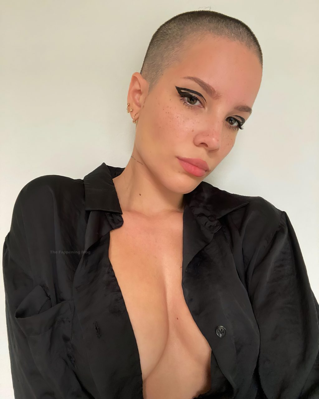 Halsey Shows Off Her Tits (2 Photos)