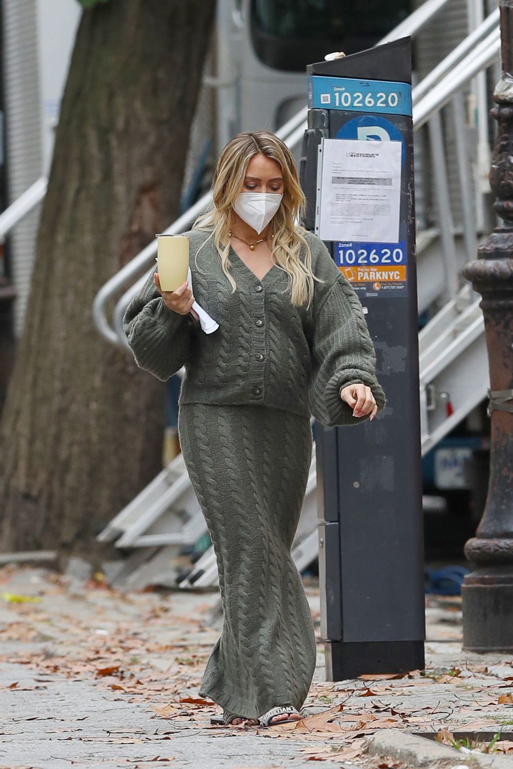 Hilary Duff Shows Her Pregnant Tits in NYC (34 Photos)