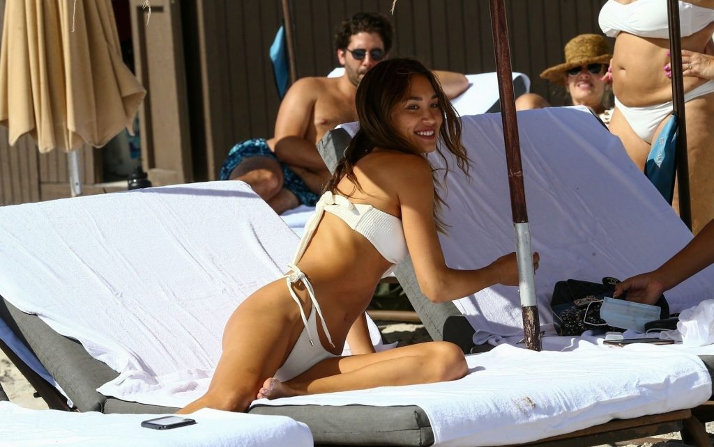 Jocelyn Chew Enjoys a Sunny Sunday with Friends in Miami Beach (57 Photos)