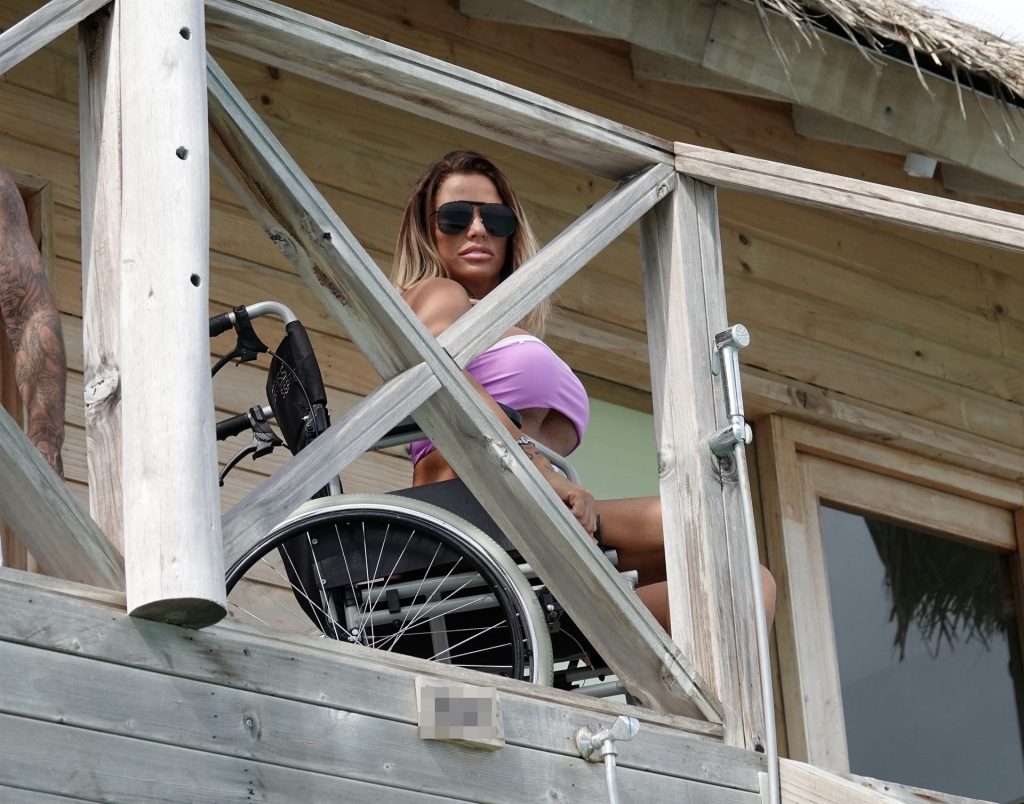 Katie Price &amp; Carl Woods Enjoy a Day in the Maldives (15 Photos)