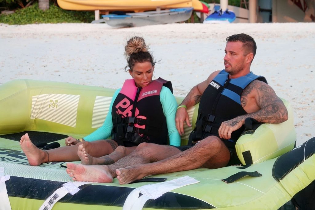 Katie Price Takes to the Waters as She Donned Her Wet Suit on Her Holidays in the Maldives (18 Photos)